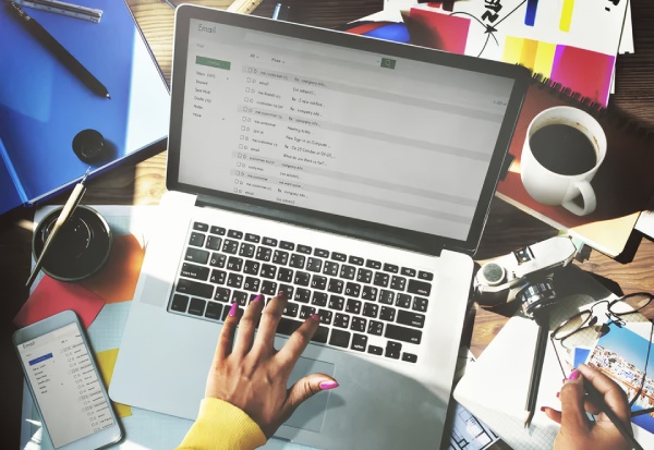 Seseorang sedang membuka folder pesan masuk email