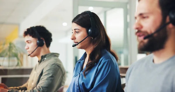 Tiga staf customer support sedang melayani keluhan pelanggan