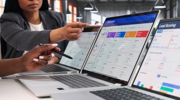 Tim marketing sedang memantau dasbor software CRM
