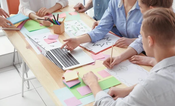 Tim sedang mendiskusikan marketing plan