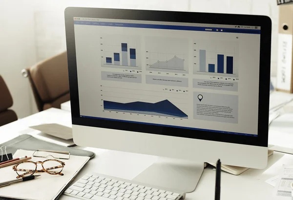 Grafik analisis bisnis di layar monitor