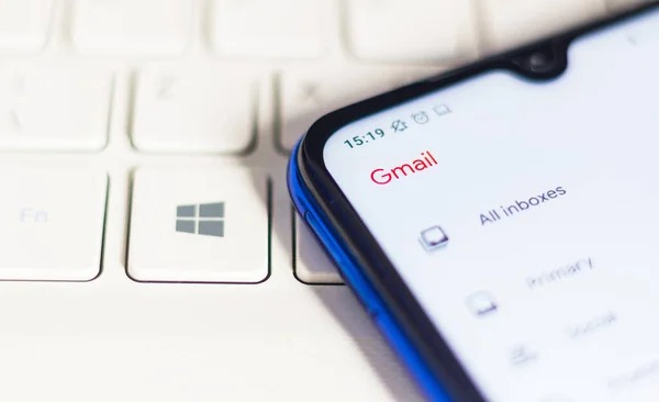 Layar ponsel menampilkan inbox Gmail