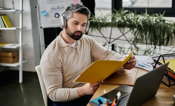Pebisnis sedang menganalisis file profil customer