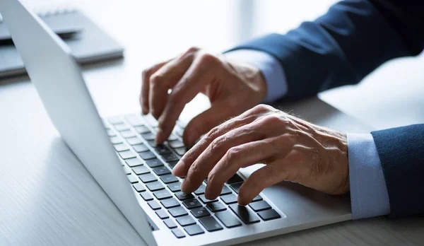 Pebisnis sedang mengetik email di laptop