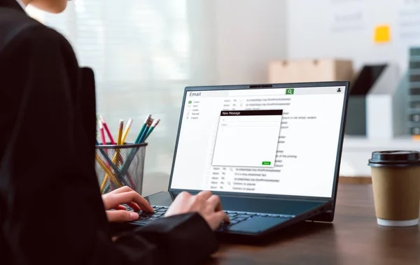 Pebisnis sedang mengetik sebuah email