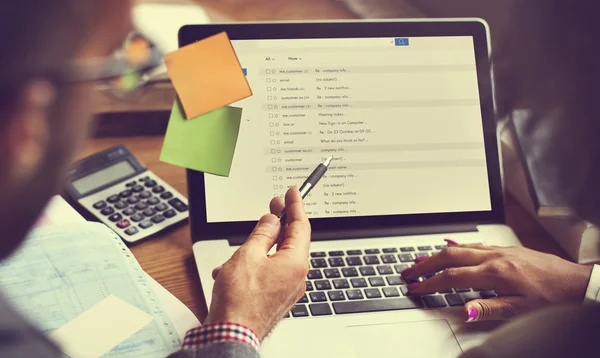 Pebisnis sedang merencanakan kampanye email marketing