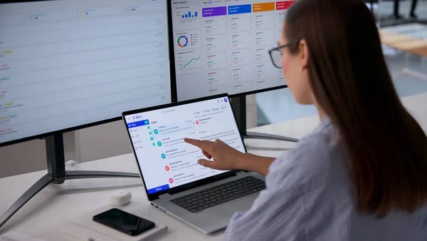Seorang perempuan sedang menganalisis data email marketing campaign