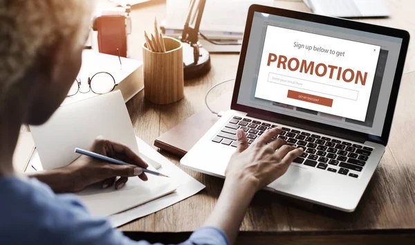 Seorang wanita mendapatkan pop up promosi saat membuka toko online