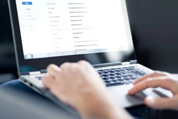 Seseorang sedang membaca folder email masuk