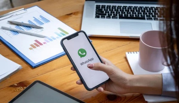 Seseorang sedang membuka aplikasi WA di ponsel