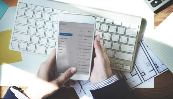 Seseorang sedang mengecek kotak masuk di email