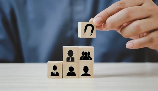 Simbolisme lead magnet menggunakan blok kayu