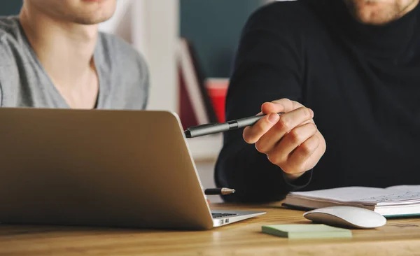 Staff sedang mendiskusikan penyusunan cold email