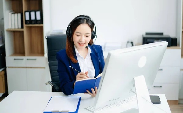 Telemarketer sedang mencatat diskusi dengan prospek