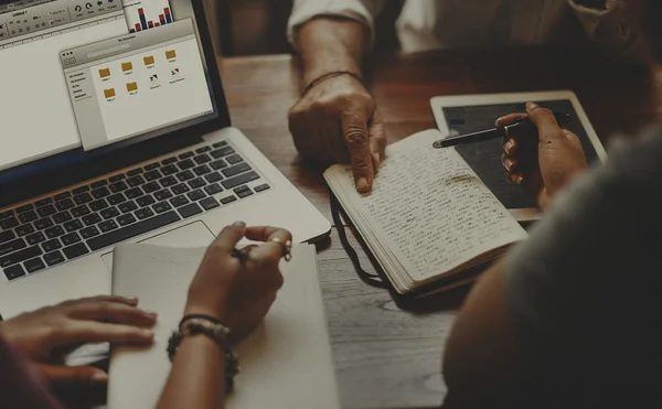 Tim marketing sedang berdiskusi