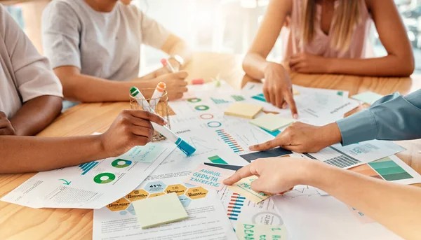 Tim marketing sedang mendiskusikan campaign plan