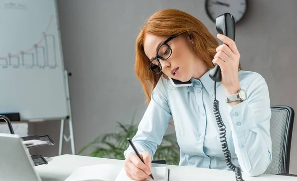 Tim sales sedang berdiskusi dengan calon klien via telepon