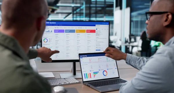 Tim sedang merencanakan strategi lead generation