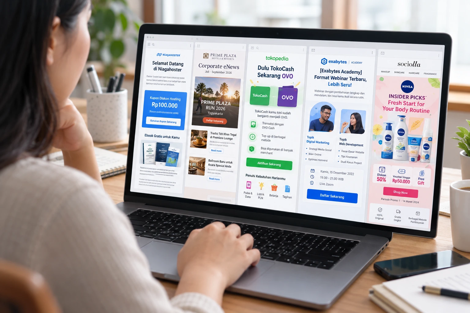 marketer membandingkan susunan pesan visual dan CTA dari beberapa newsletter